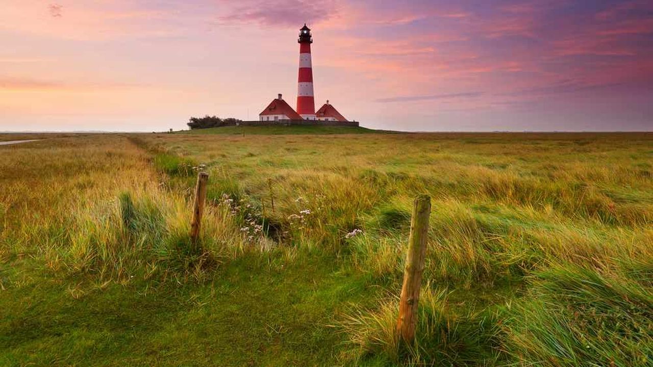 Leuchtturm-Westerheversand bei Sonnenaufgang Leuchtturm-Westerheversand bei Sonnenaufgang